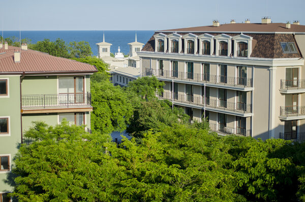 Blick vom Balkon auf die Umgebung und das Meer